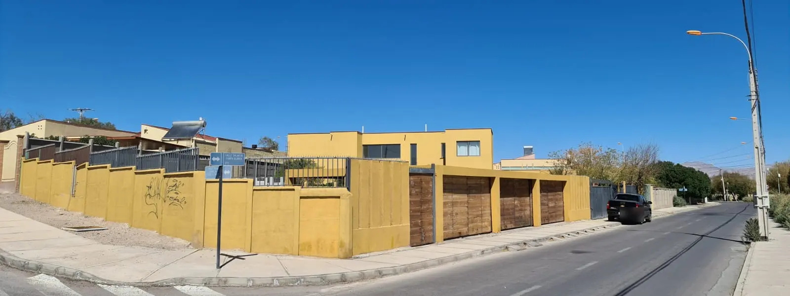Vista de esquina de la propiedad